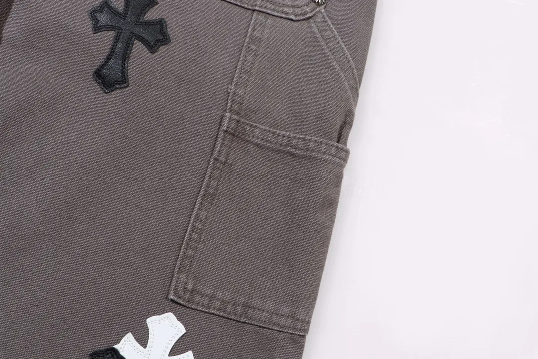 P260 Style number: H357 Chrome hearts Cross patch leather jeans workwear logging pants Chrome hearts logging pants are here! ! ! CH Croix Heart Double Knee Cross Patch Leather Bo1 Style Logging Pants Straight-leg Work Pants B136 Croix Heart Cross Sanskrit Overalls Price 4W Level, Patched Cross Pattern Decoration, High Waist Washed Jeans! ! Absolutely high-end luxury products, 1.9W level god-level single products, super popular products, made by top heavy industry, not to be missed. About Zangyin, this is an extremely luxurious fashion brand, which can also be called the nobles of the high street. It has always been an exclusive brand of some hipsters or rich second generation. Compared with ordinary high streets, it is more luxurious and noble. Compared with luxury brands, it has a more fashionable personality and has always been a brand that I have a special liking for. Imported yarn is custom-woven into a high-density twill canvas, which ensures a crisp silhouette while also making the fabric feel very delicate. It follows the B01 classic silhouette, with a crisp and stylish upper body. The ready-made garments are stone-ground and fermented and can be matched with any style. Buttons and zinc are washed with genuine YKK retro metal products. Double-layered canvas on the front. Perfect details. All hardware is perfect. Size: s-XXL Color: Gray